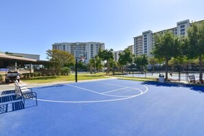 Sport court - Brightly colored beachfront condo w/private balcony! 🏖️ (Destin)