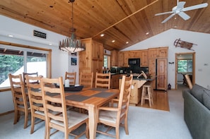 Dining - Beautiful Tahoma retreat, comes w/ Meeks Bay beach pass, walk to Sugar Pine Park (Tahoma)