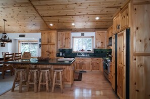 Fridge, microwave, oven, stovetop - Beautiful Tahoma retreat, comes w/ Meeks Bay beach pass, walk to Sugar Pine Park (Tahoma)