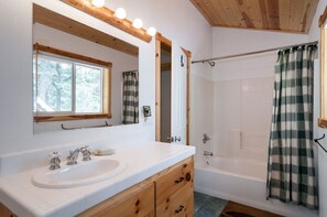 Combined shower/tub, hair dryer, towels
