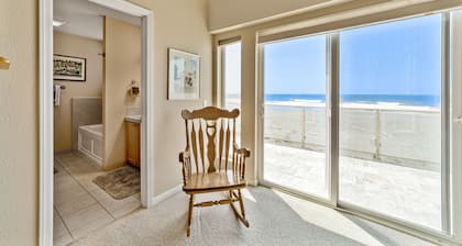 Oceanfront condo with spectacular ocean view - walk to beach