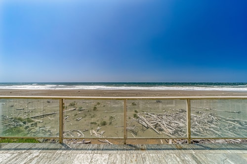 Oceanfront condo with spectacular ocean view - walk to beach