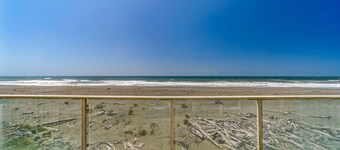 Oceanfront condo with spectacular ocean view - walk to beach