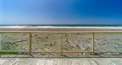 Oceanfront condo with spectacular ocean view - walk to beach