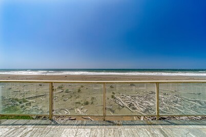 Oceanfront condo with spectacular ocean view - walk to beach