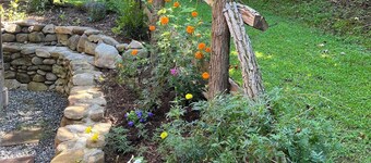 Broadwing Farm Cedar Cabin- Hot Tub with Fresh, Hot Mineral Water - 85 Acre Farm