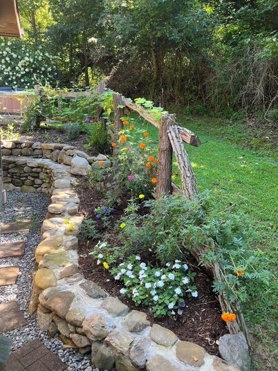 Broadwing Farm Cedar Cabin- Hot Tub with Fresh, Hot Mineral Water - 85 Acre Farm