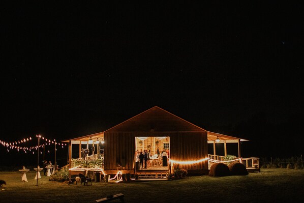 المنطقة المحيطة بالمنشأة