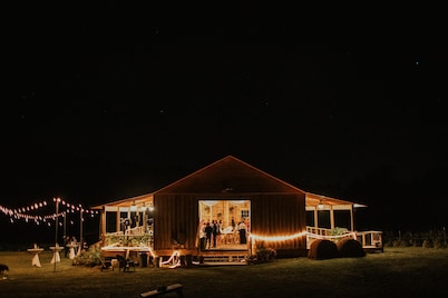 Broadwing Farm Cedar Cabin- Hot Tub with Fresh, Hot Mineral Water - 85 Acre Farm