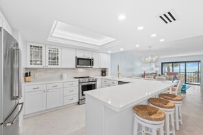 冷蔵庫、電子レンジ、オーブン、コンロ