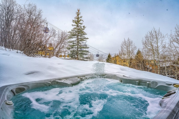 مغطس سبا خارجي