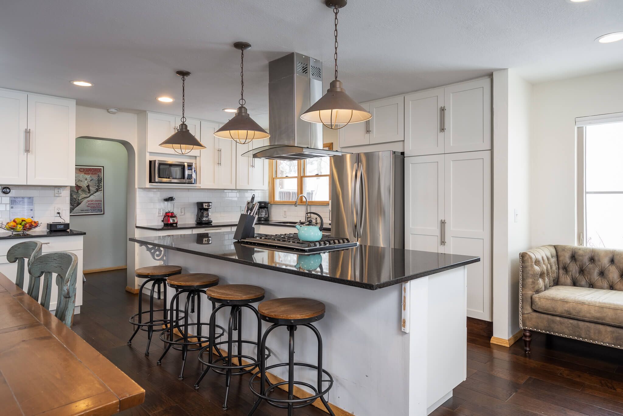 Jääkaappi, mikroaaltouuni, uuni, liesi