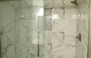 Combined shower/bathtub, towels - 308 Shorewood | 2 Bedroom Oceanfront Villa | Private Balcony | STR#029630 (Hilton Head Island)