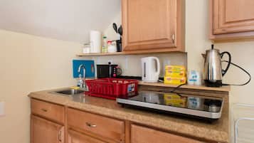 Kühlschrank, Mikrowelle, Herdplatte, Wasserkocher mit Kaffee-/Teezubehör