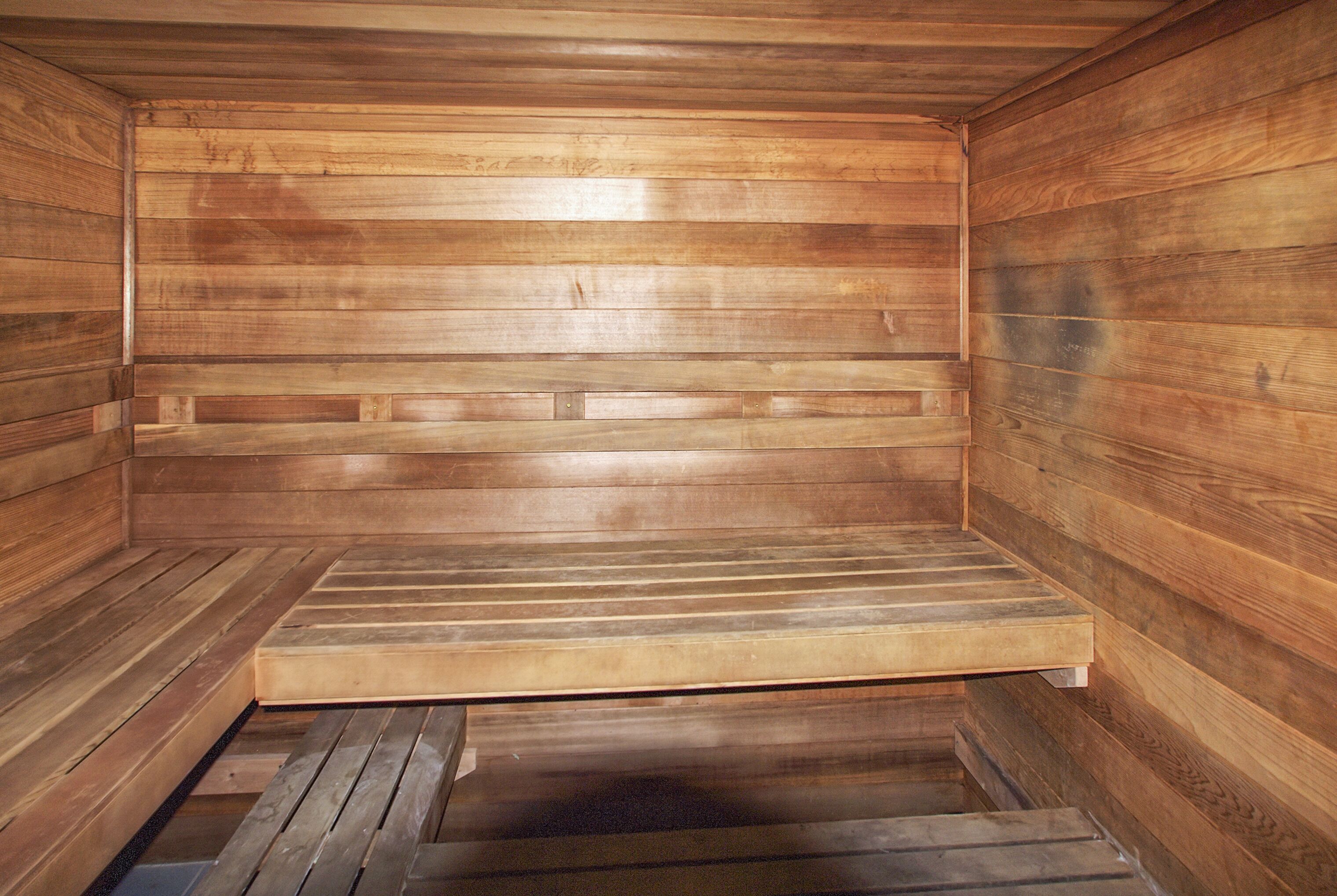 Una sauna con paredes y bancos de madera.