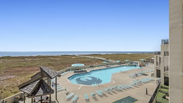 Alberca techada y alberca climatizada