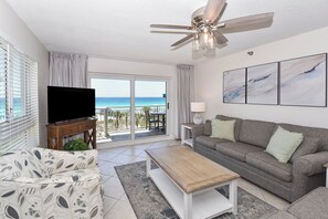 Smart TV - Corner condo at Destin Towers overlooking Gulf-front pool & beach! (Destin)