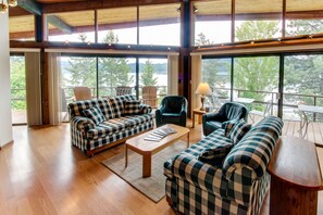 TV, fireplace, DVD player, books