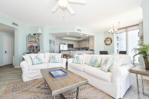 Smart TV - Gulf-front Beachy Condo w/ Easy Beach Access & Large Balcony in Destin! 🏖🌊☀ (Destin)