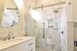 Douche, baignoire à jets, sèche-cheveux, serviettes fournies