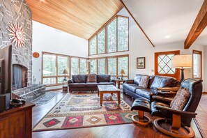 Tv, eldstad, ett bordtennisbord och ett filmbibliotek