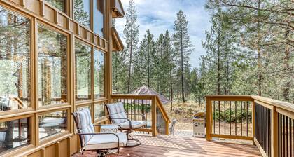 Private Hot Tub, Pool Table, 10 SHARC Passes, & More at this Sunriver Home