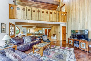 Tv, eldstad, ett bordtennisbord och ett filmbibliotek