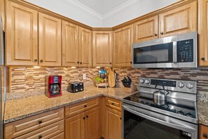 ثلاجة، ميكروويف، فرن، موقد طهي مسطح