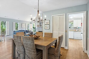 Dining - 47 S. Beach Ln 4 Bed, 5th Row Ocean, Easy Walk to the Beach & Pet Friendly! (Hilton Head Island)