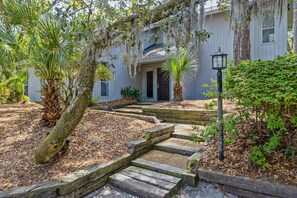 Property grounds - 47 S. Beach Ln 4 Bed, 5th Row Ocean, Easy Walk to the Beach & Pet Friendly! (Hilton Head Island)