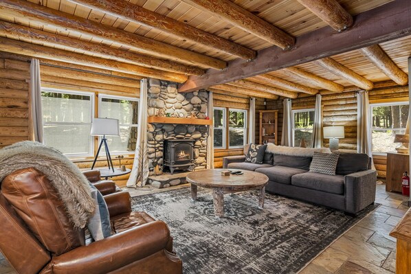 Smart TV, video games - Spacious Log Cabin, Private Hot Tub, Arcade, EV Charger, Shared Pool, Near Lake (Truckee)