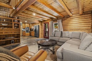 Smart TV, video games - Spacious Log Cabin, Private Hot Tub, Arcade, EV Charger, Shared Pool, Near Lake (Truckee)