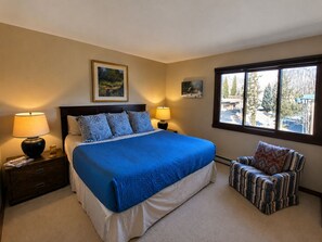 3 slaapkamers, een strijkplank/strijkijzer, gratis wifi, beddengoed