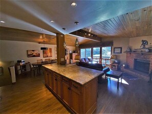 TV, peis, DVD-spiller og bøker