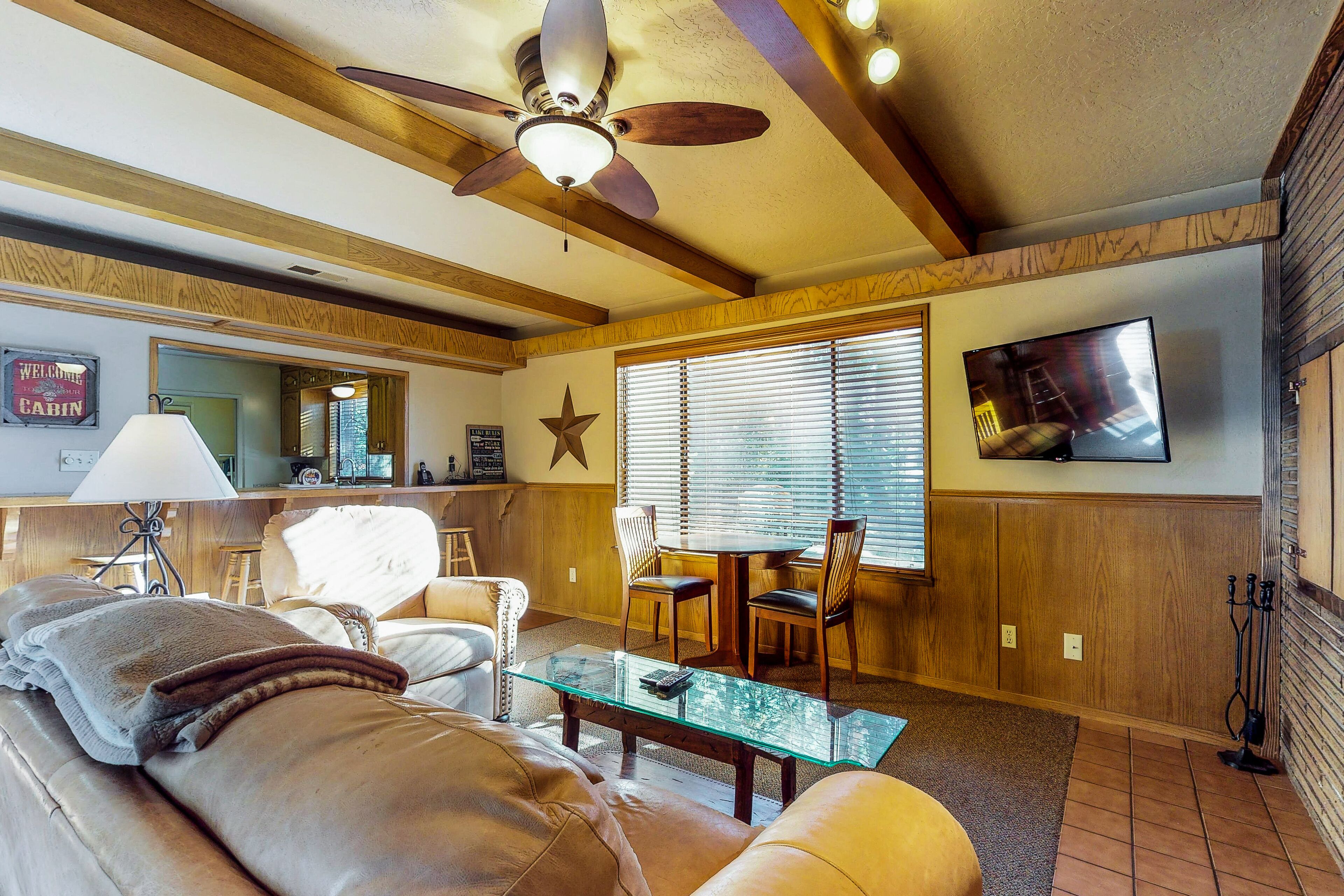 Télévision, lecteur de DVD, livres