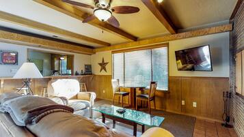 Télévision, lecteur de DVD, livres