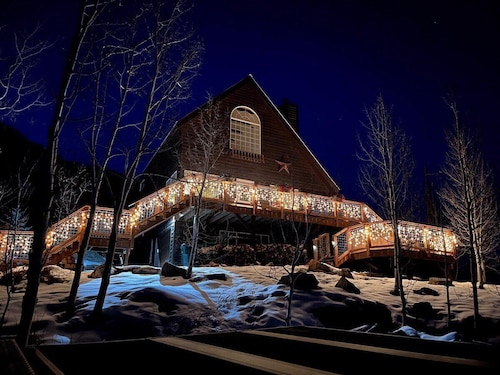 Lovely Cabin Between Downtown and Ski Resort, Hot Tub, Great Views, Dog Friendly