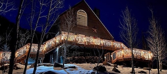 Lovely Cabin Between Downtown and Ski Resort, Hot Tub, Great Views, Dog Friendly