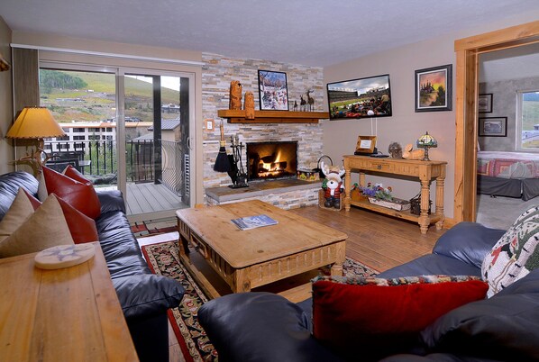 TV, caminetto, studio