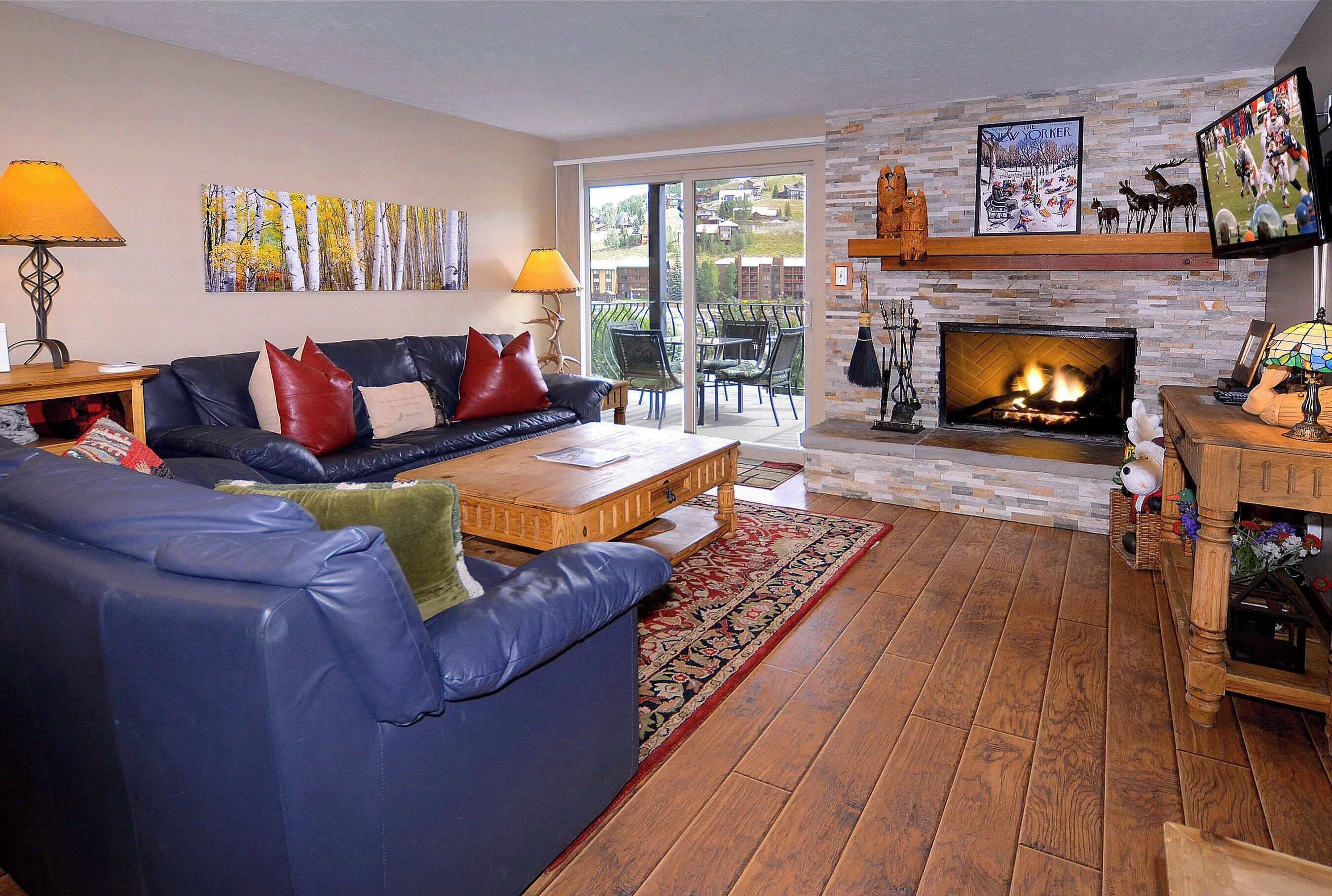 テレビ、暖炉、書斎 / ワークスペース