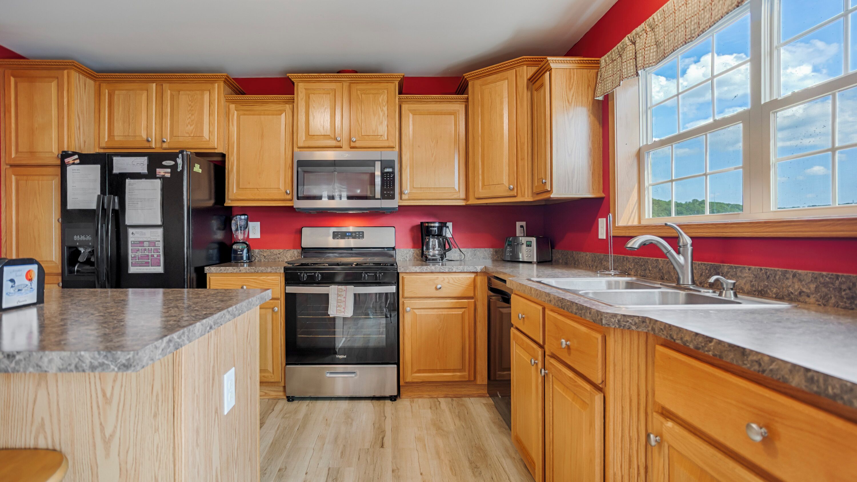 Kylskåp, mikrovågsugn, ugn och spishäll