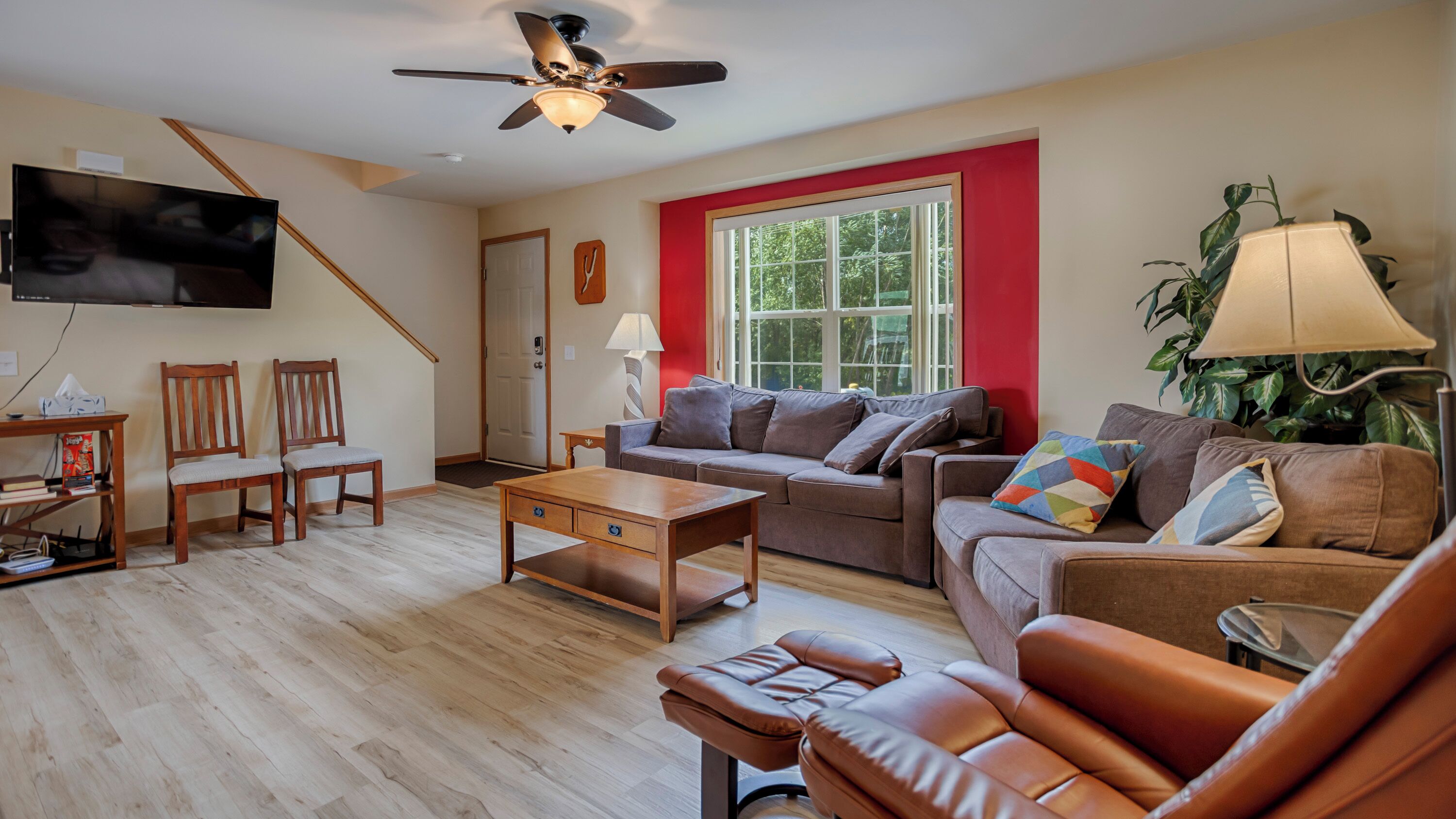 Televisión, reproductor de DVD, futbolito, mesa de ping pong