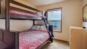 6 bedrooms, iron/ironing board, internet, bed sheets
