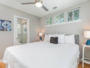 4 bedrooms, iron/ironing board, internet, bed sheets - The Flying Pigs Cottage | Pet Friendly, Fire Pit! (Tybee Island)