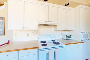 Fridge, microwave, oven, stovetop - 3BR Home w/ Mountain Views, Lake Access, Proximity to Yosemite (Groveland)