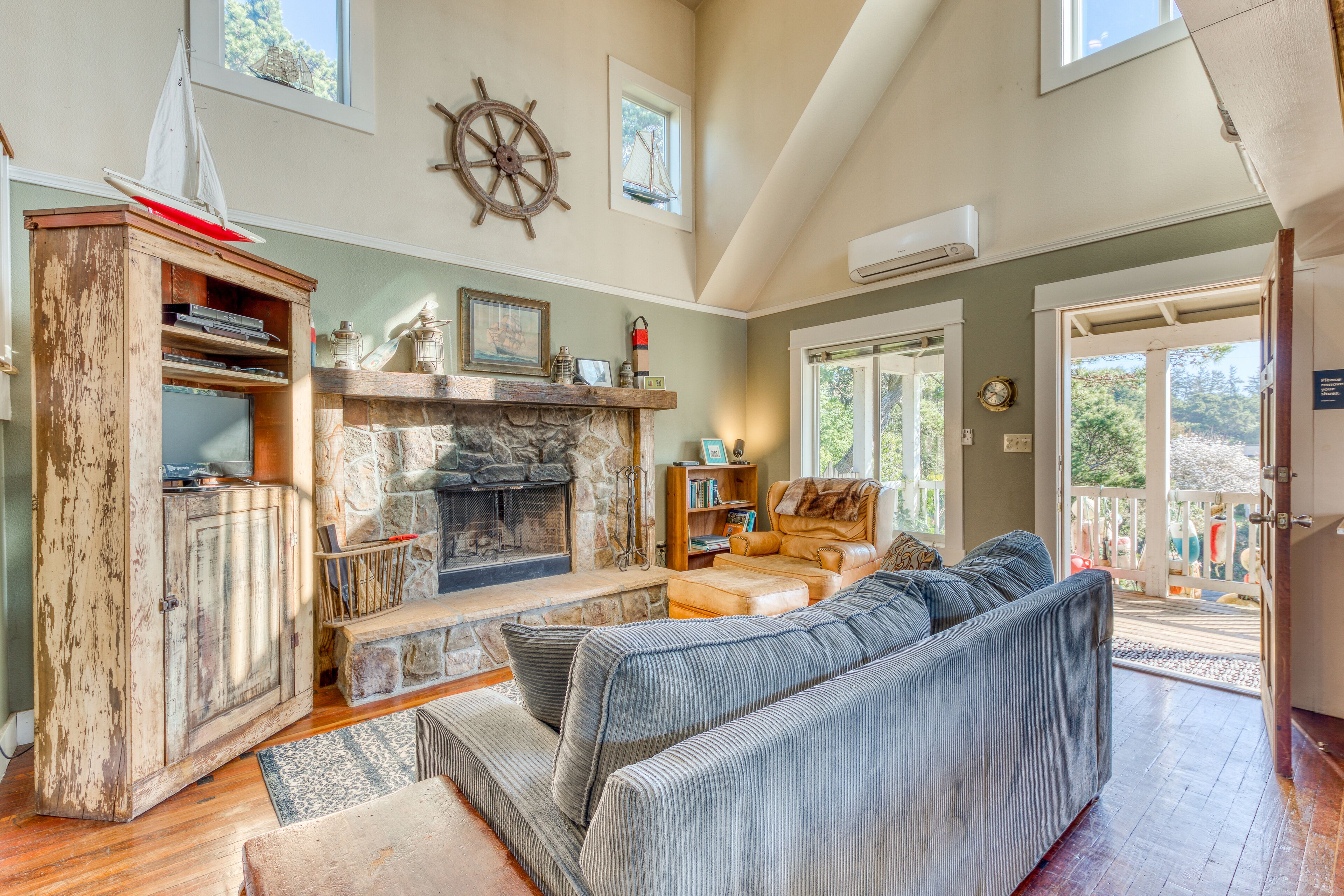 Televisión, chimenea, reproductor de DVD y libros 