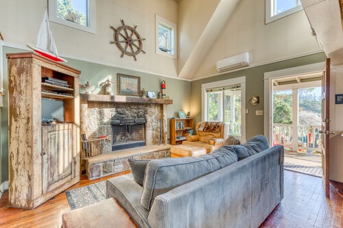 Home with Guest Cottage & Private Hot Tub - Close Beach Access, Dogs OK