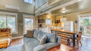 Télévision, cheminée, lecteur de DVD, livres