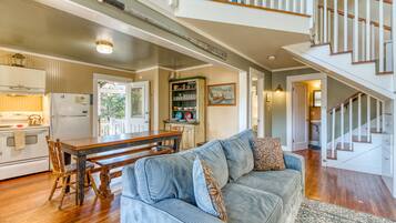 電視、壁爐、DVD 播放機、書籍