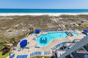 Innendørsbasseng og et oppvarmet basseng